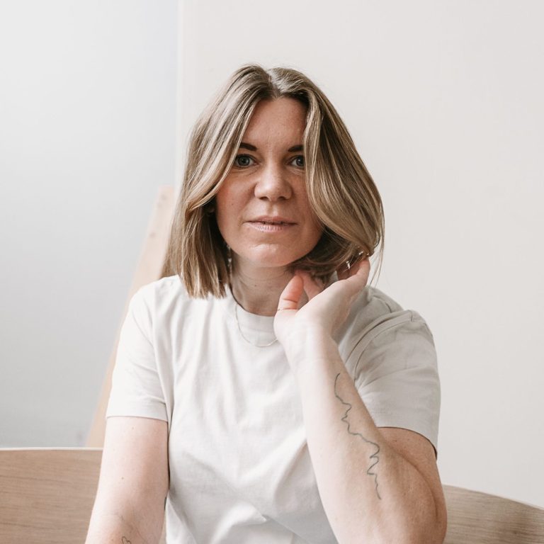 Portrait einer Person die gerade aus in die Kamera schaut.