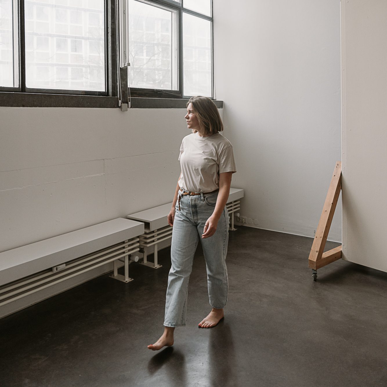 Eine Person läuft an einem hellen Fenster vorbei.