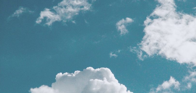 Eine Person läuft am Strand ein Labyrinth, das aus Steinen gelegt wurde entlang.